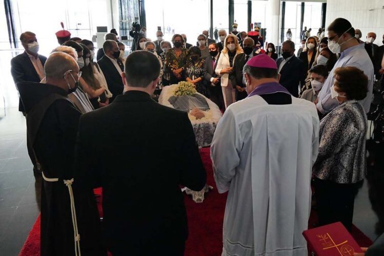 Religiões se reinventam para realizar os rituais fúnebres na pandemia