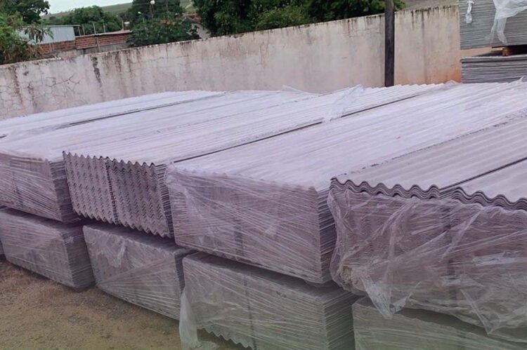 Município entrega telhas para moradores que tiveram casas destalhadas pelo vendaval