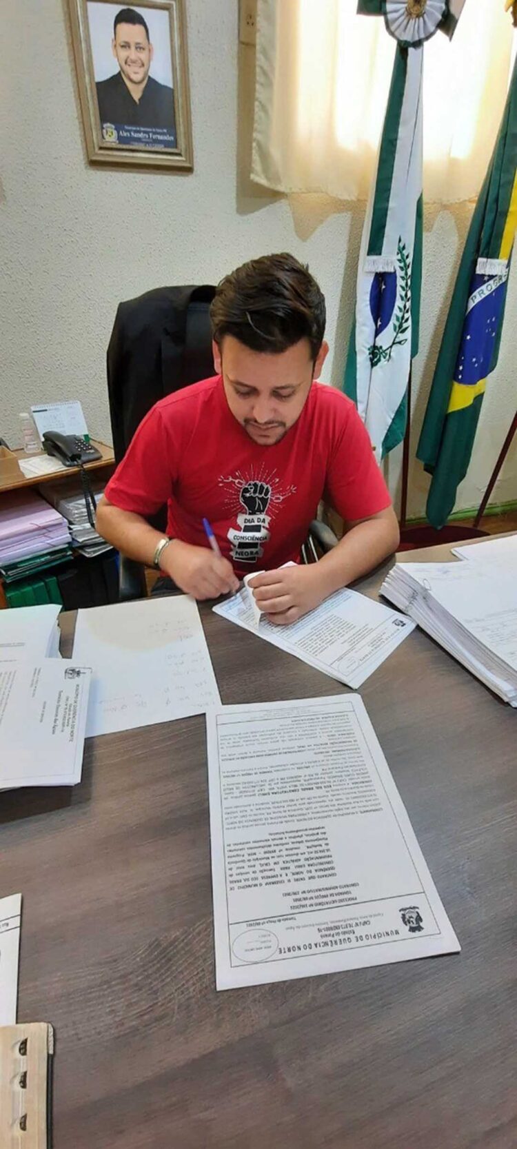 Prefeito assina ordem de serviço para pavimentação
