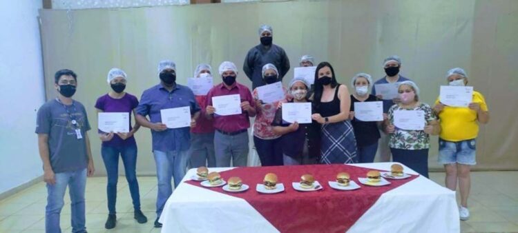 Curso de hambúrguer gourmet forma 13 novos profissionais