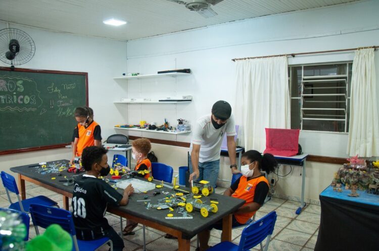 Instrutor de Robótica de Paranavaí participa  de revista científica de circulação nacional