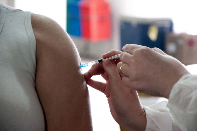 Secretaria de Saúde mantém estratégia de  vacinação contra a Covid-19 nesta terça-feira