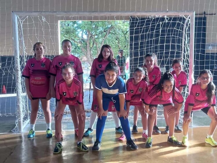 Garotada das equipes mirins de futsal fizeram jogos amistosos contra Nova Londrina