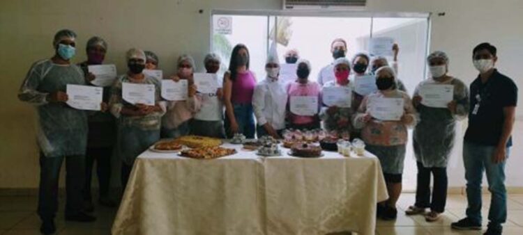 Curso de tortas doces e salgadas forma 15 novos profissionais