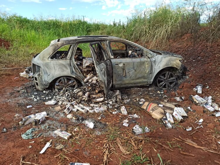 Polícia Rodoviária localiza carro queimado carregado de cigarros