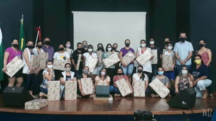 Prefeitura entrega notebooks a todos  os professores de São João do Caiuá