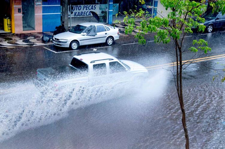 Pancada de chuva causa alagamento na Avenida Paraná