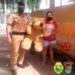 Policiais militares entregam presente para jovem em Paranavaí