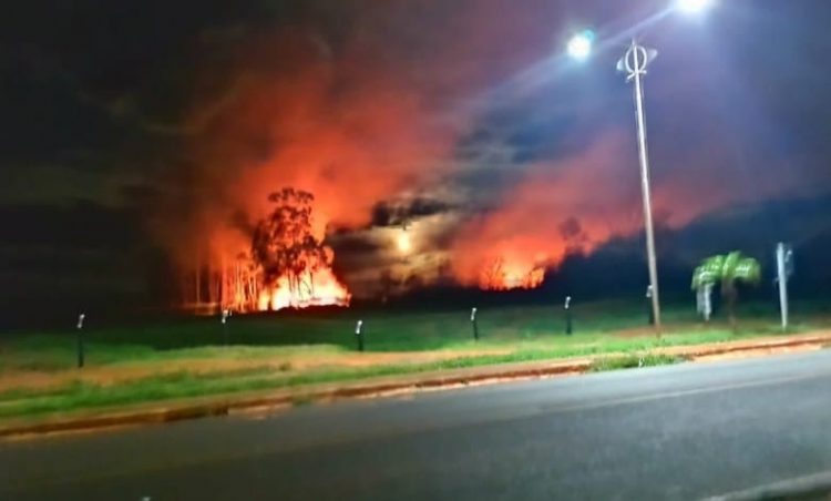 Incêndio atinge aterro sanitário do município