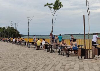 Mesas no calçadão do Porto São José viraram ponto de encontro de famílias