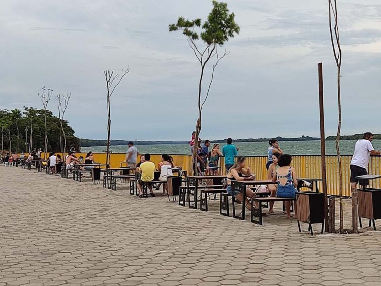 Mesas no calçadão do Porto São José viraram ponto de encontro de famílias
