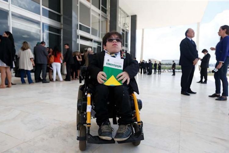 Deputado federal com doença rara assume mandato e quer dar visibilidade ao tema