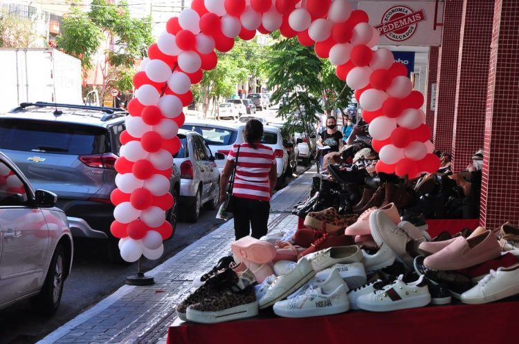 Comércio funciona hoje e reabre na terça-feira