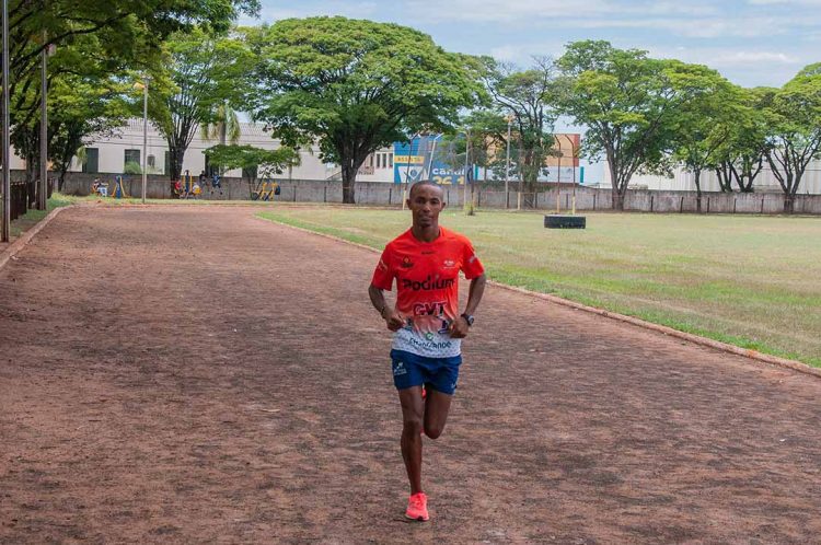 Paranavaiense Carlinhos disputa prova em Cascavel