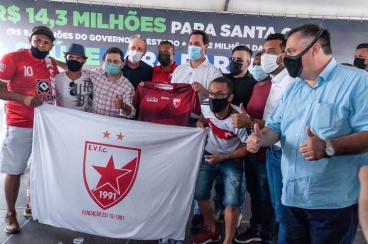 Prefeito KIQ homenageia o time Estrela Vermelha durante solenidade com governador Ratinho Junior