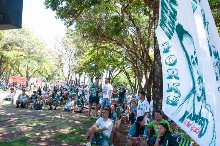 Cerca de 200 torcedores acompanham  final na Praça dos Pioneiros