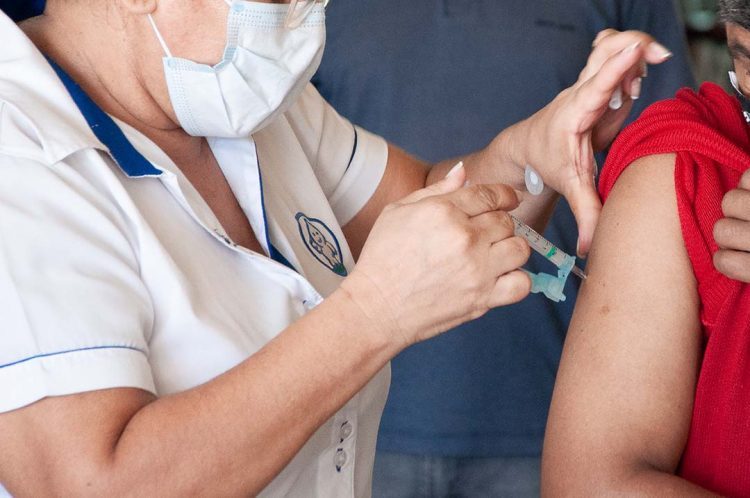 Quase 80% da população apta já completou o esquema vacinal contra a Covid-19