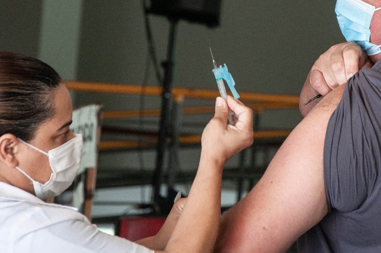 Paranavaí segue com vacinação contra a Covid-19 nesta segunda-feira