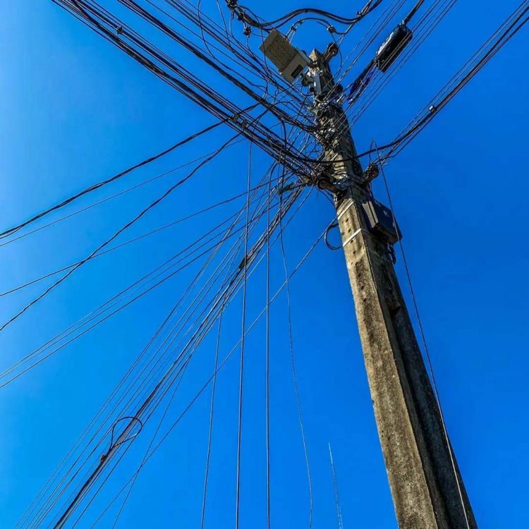 Projeto prevê retirada de fios soltos em postes