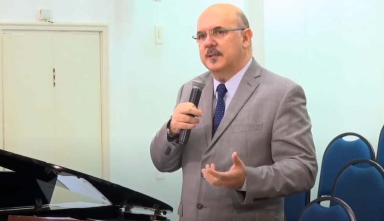 ‘Chega de usar professor como massa  de manobra’, diz Milton Ribeiro