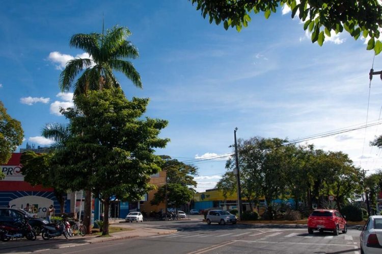 Temperaturas se mantêm elevadas, e há risco de pancadas de chuva em Paranavaí