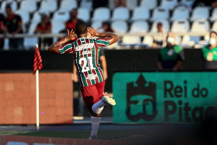 Fluminense marca no fim e vence Flamengo em clássico de muita confusão