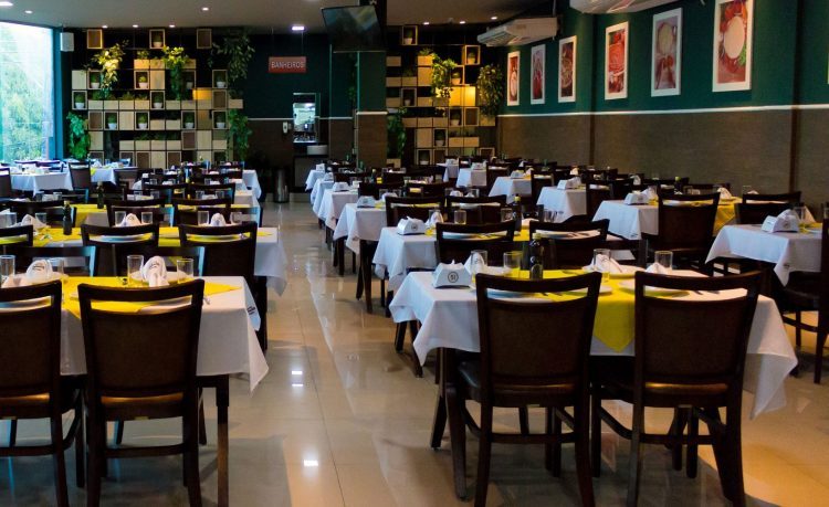 Restaurantes adotam sistema próprio de entrega para fugir de taxas de apps