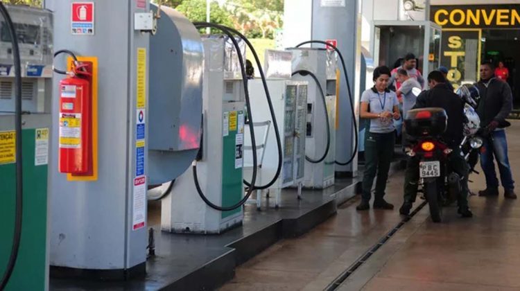 Gasolina iria a R$ 18,22 se petróleo custasse US$ 300, como disse Putin