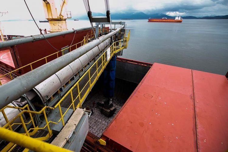 Importações superam exportações em fevereiro