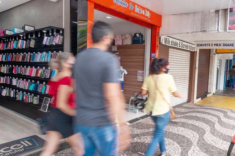 Carnaval divide comércio de Paranavaí: parte das lojas abriu e outras permaneceram fechadas