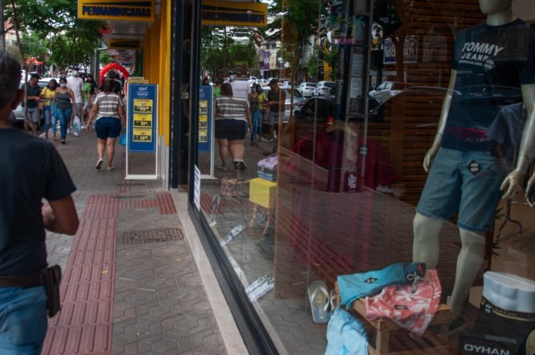 Comércio de Paranavaí abre até 17h neste sábado e no próximo