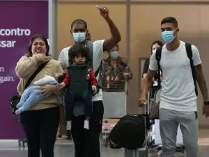 Jogadores brasileiros chegam da Ucrânia e detalham momentos de angústia