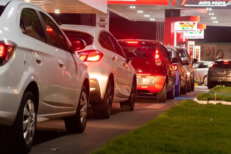 Equipes do Procon fiscalizam postos após  novo aumento no preço dos combustíveis