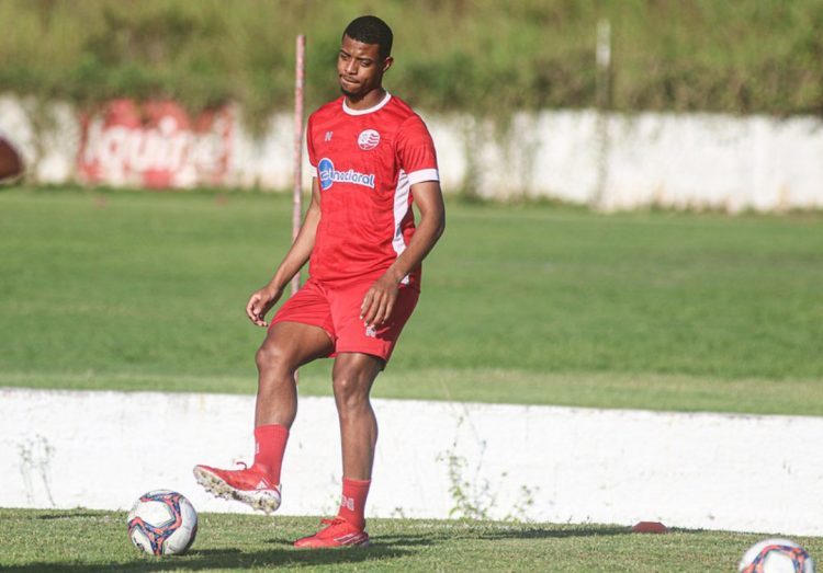 Juninho, filho do Chicletão, retorna ao Brasil e assina com o Náutico