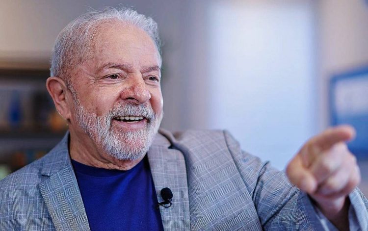 Lula completa 1 ano como candidato e prepara viagens para conter Bolsonaro
