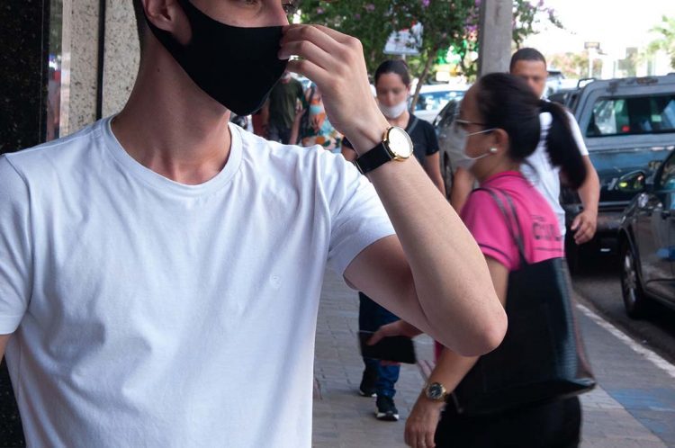 Lei flexibiliza uso de máscaras; decreto libera uso em espaços abertos