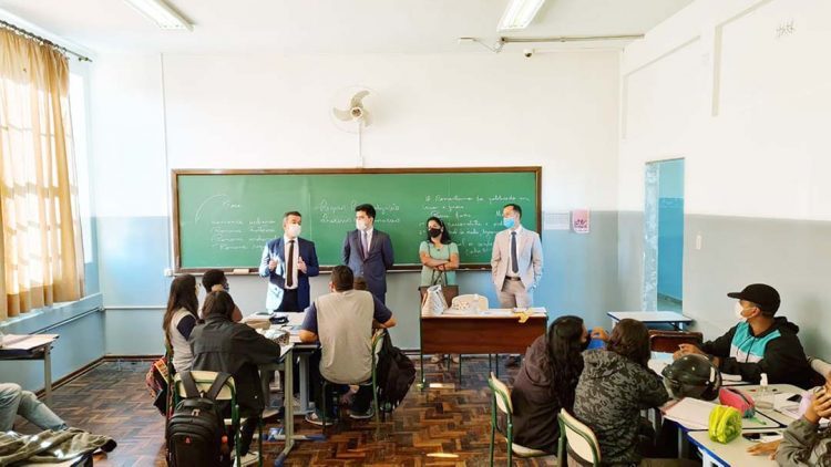 Estudantes de Paranavaí participam  de debate sobre a importância do voto