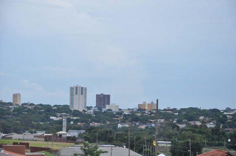 Nuvens permanecem no céu de Paranavaí e pode voltar a chover nesta sexta-feira
