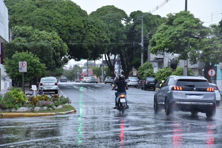 Simepar prevê tempo fechado, pancadas de chuva e temperaturas amenas em Paranavaí