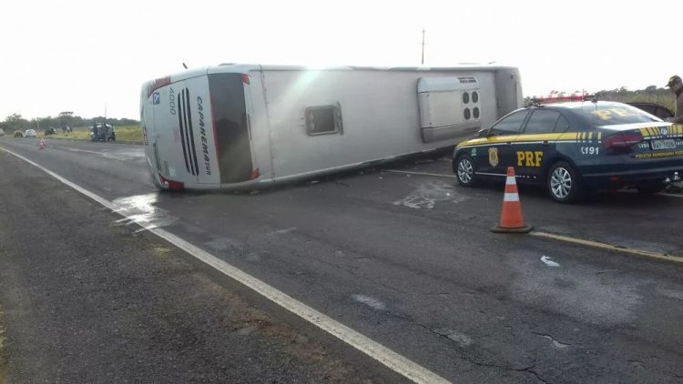 Acidente com ônibus mata ao menos nove pessoas no Paraná