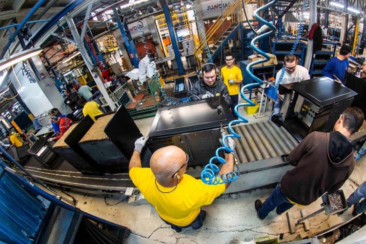 Produção industrial do Paraná cai em janeiro, mas em 12 meses resultado é positivo