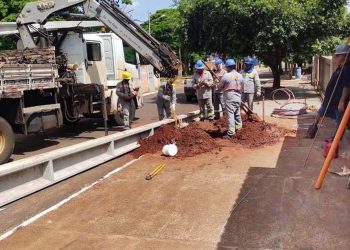 Município instala novos postes para  corrigir iluminação em pontos específicos