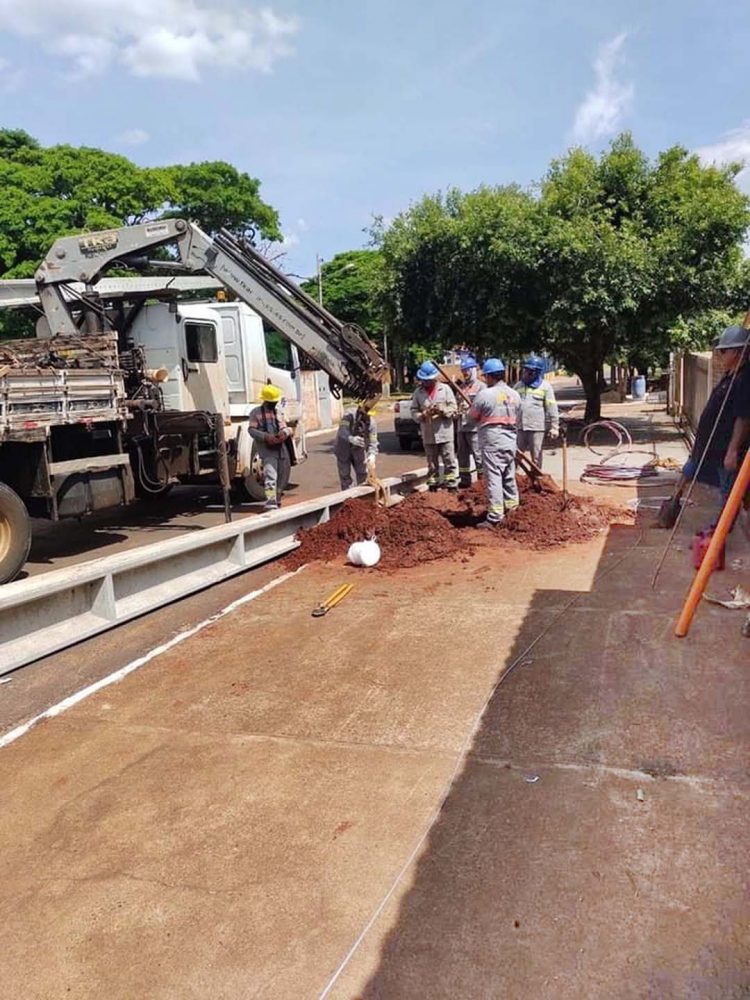 Município instala novos postes para  corrigir iluminação em pontos específicos