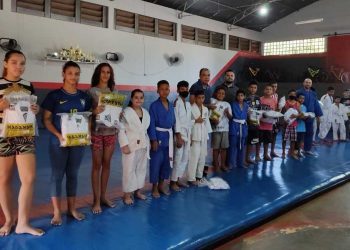 Prefeitura entrega kimonos para o Projeto AETE