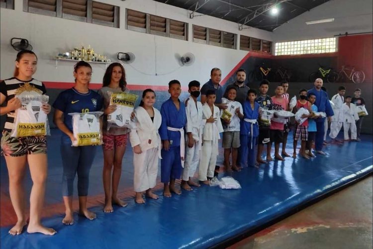 Prefeitura entrega kimonos para o Projeto AETE