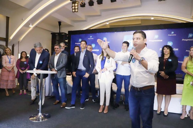 Tião Medeiros assina filiação ao Progressistas