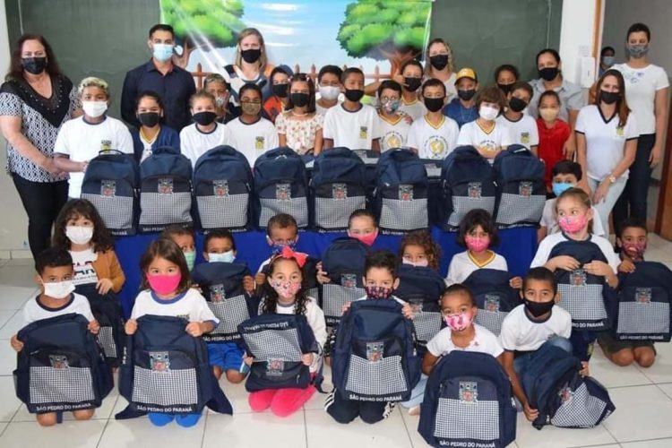 Alunos da rede municipal ganham mochilas escolares
