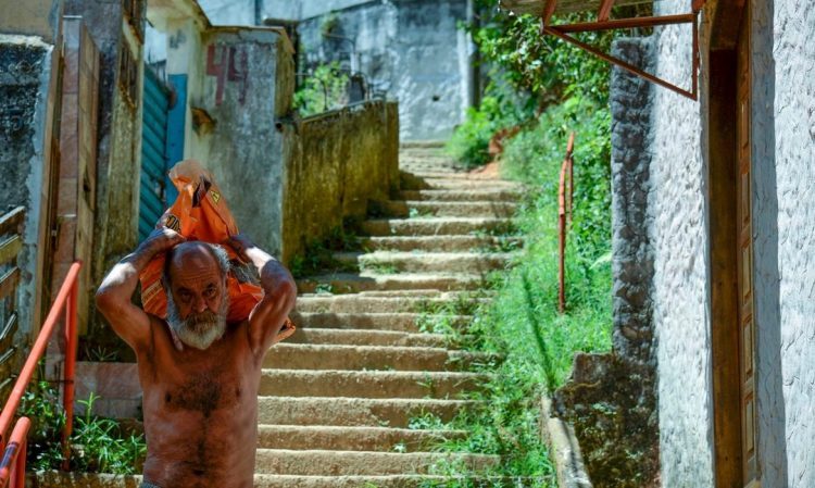 Um mês após tragédia, atingidos ainda buscam onde morar Deslizamentos deixaram 233 mortos e quatro desaparecidos