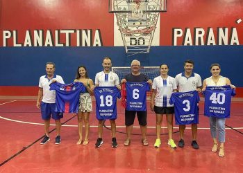 Prefeitura entrega uniformes para alunos da Escolinha de Futsal