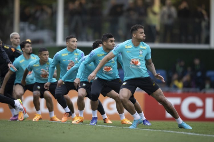 Tite prepara seleção com quarteto ousado para partida contra Chile